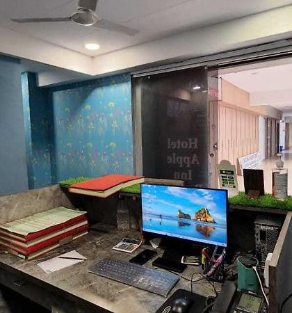 Oyo Hotel Apple Inn Surat Esterno foto