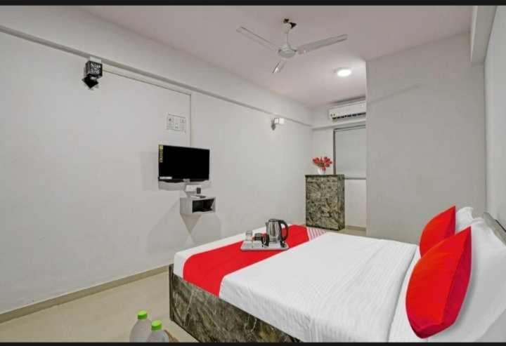 Oyo Hotel Apple Inn Surat Esterno foto