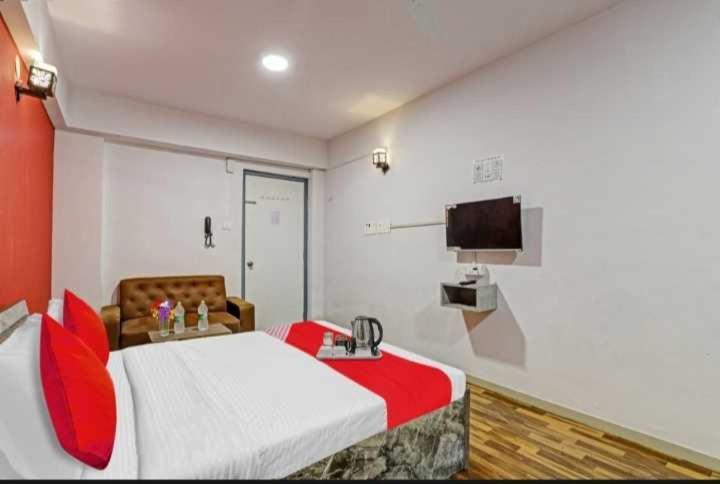 Oyo Hotel Apple Inn Surat Esterno foto
