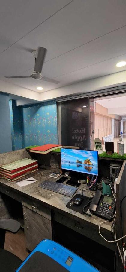 Oyo Hotel Apple Inn Surat Esterno foto