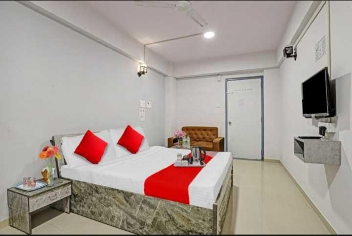 Oyo Hotel Apple Inn Surat Esterno foto
