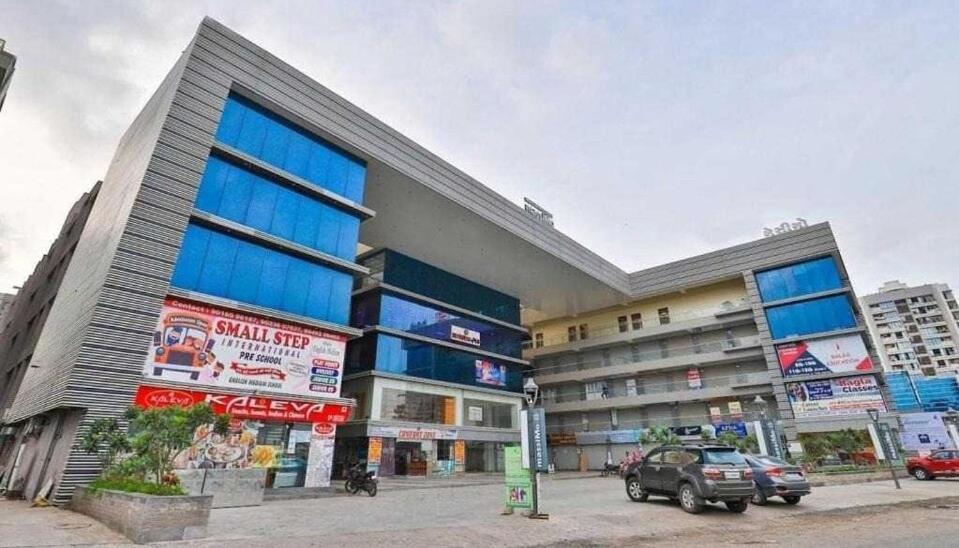 Oyo Hotel Apple Inn Surat Esterno foto